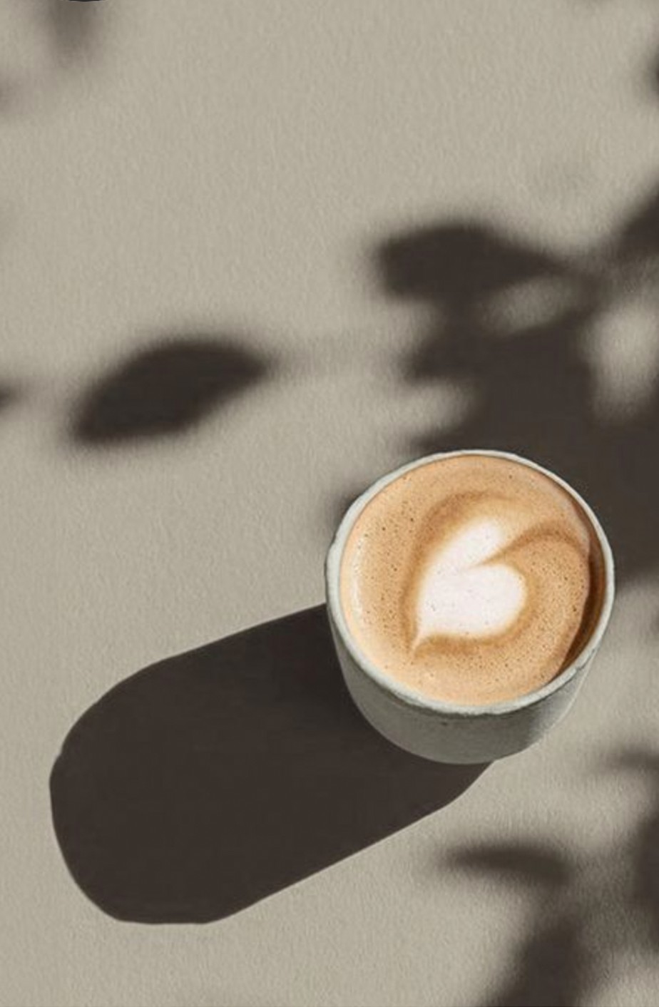 Cappuccino mit Milchschaummuster in einer hellen Tasse.