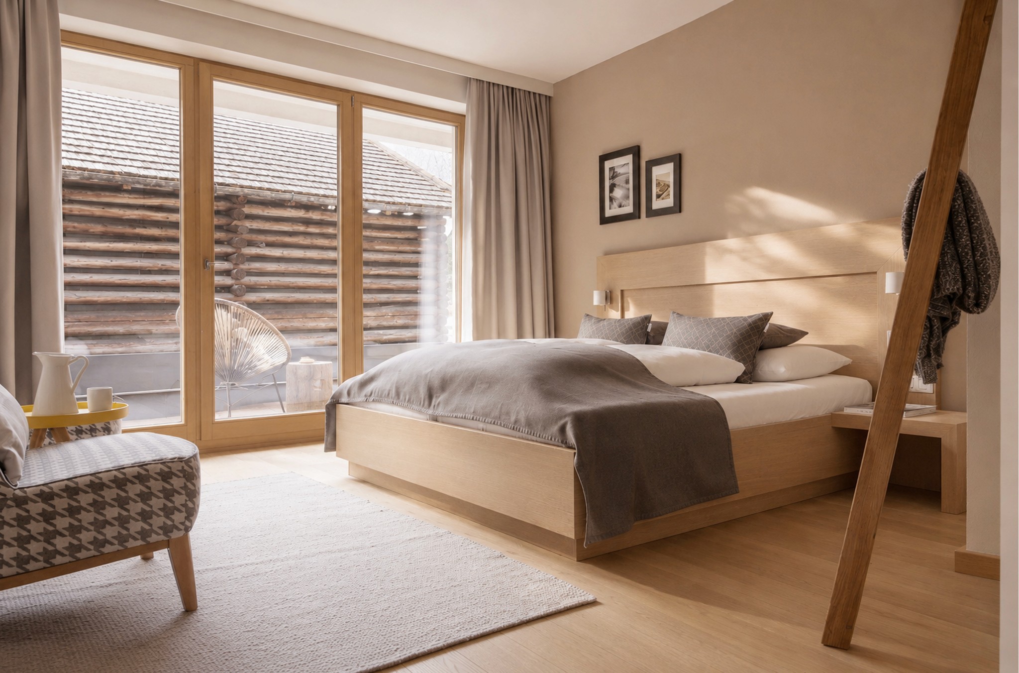 Modern: Kompakt geschnitten, hell, Holz aus der Region. Die kleine Südterrasse gehört dir allein.