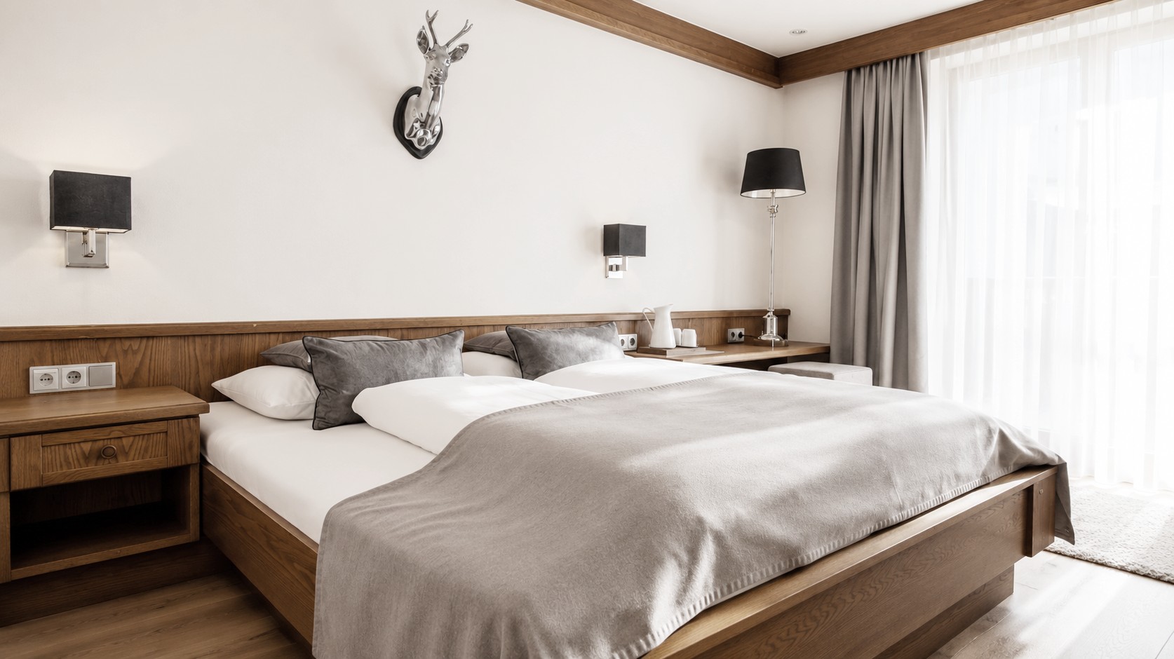 Traditionell Süd: Chaletstil mit Sitzecke und Südbalkon. Viel Holz, wenig Aufhebens.