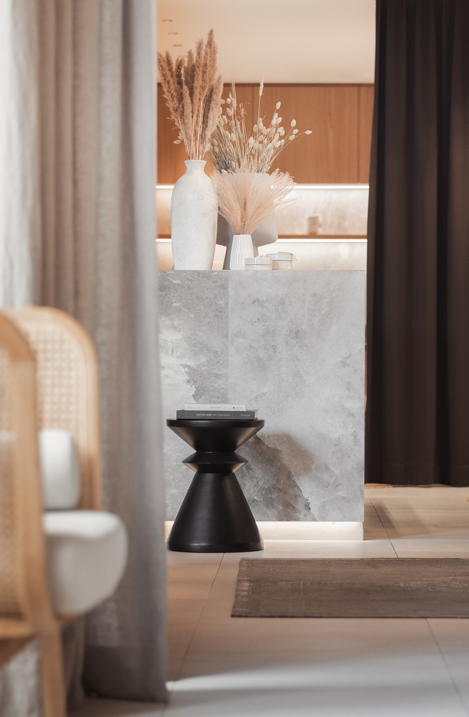 Bartresen aus Marmor mit Gläsern und Flaschen im Regal dahinter.