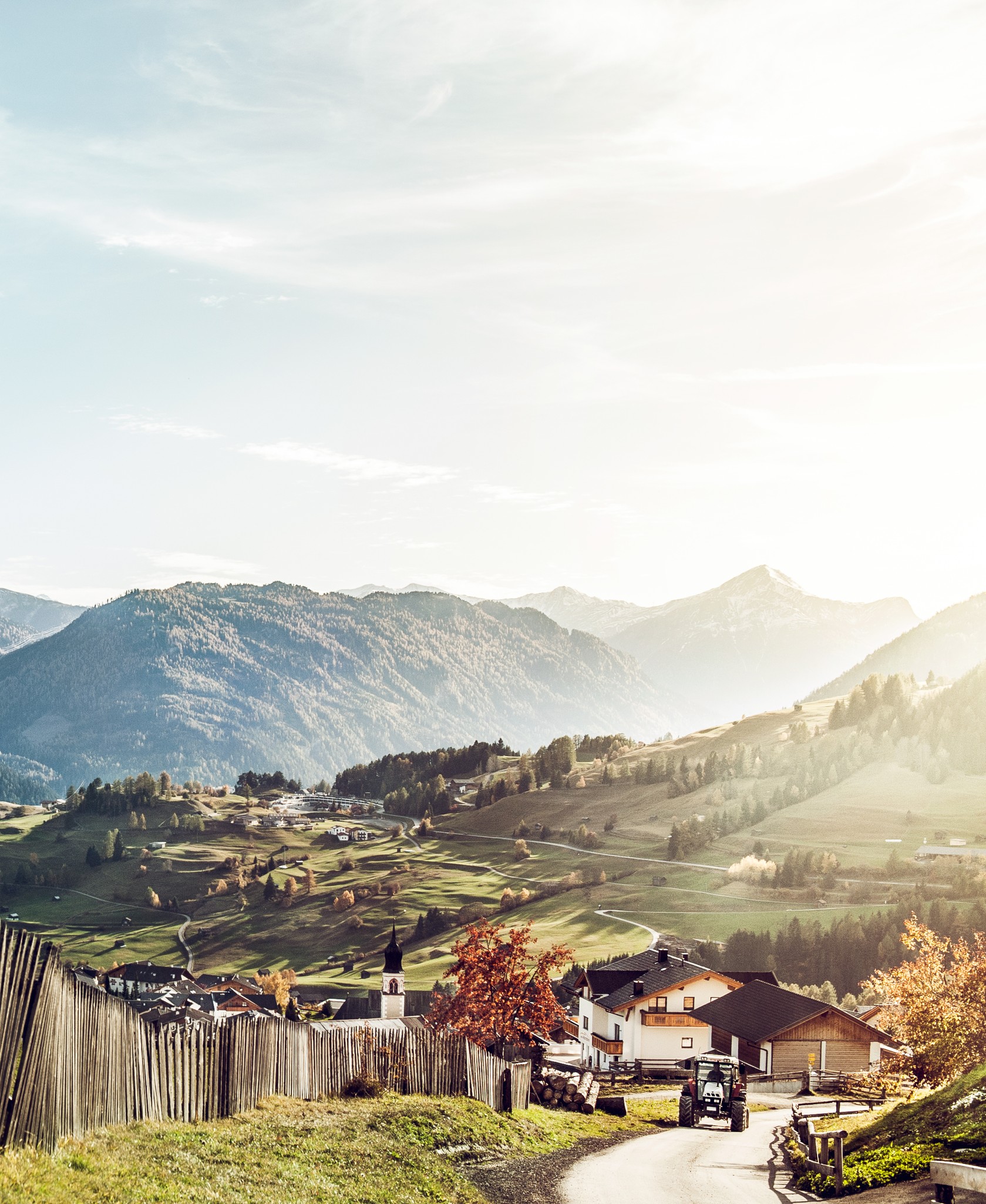 Blick über Fiss auf die Berge der Ferienregion Serfaus-Fiss-Ladis.